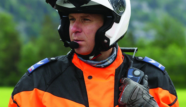 Polizei Motorradfahrer mit Helmkommunikation